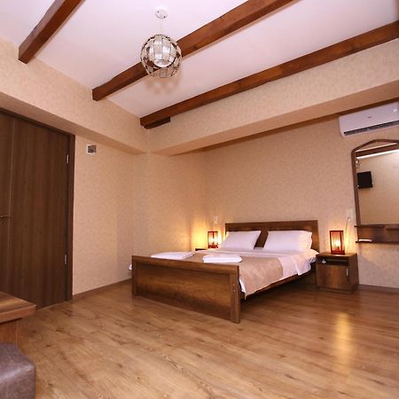 Hotel Traveler Кутаиси Екстериор снимка