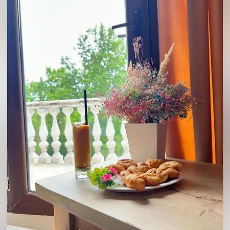 Hotel Traveler Кутаиси Екстериор снимка