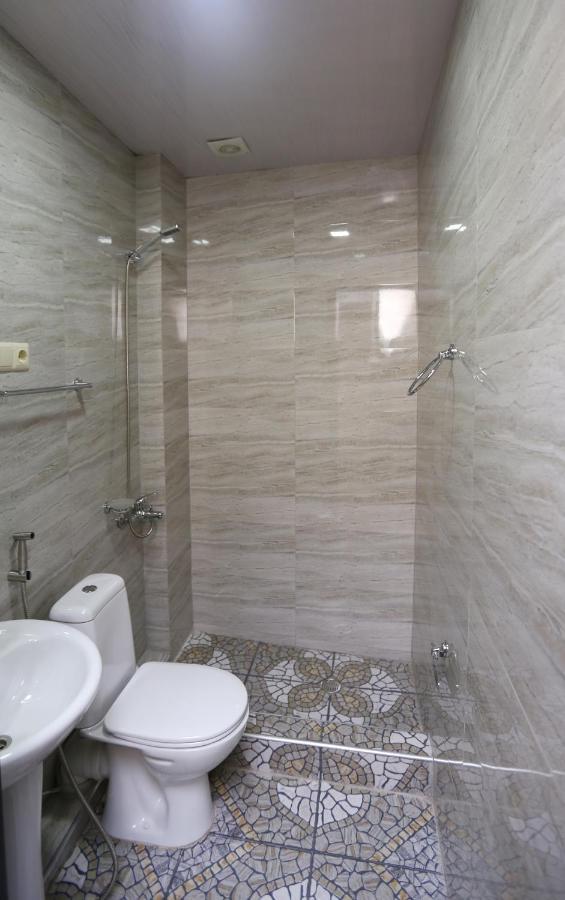 Hotel Traveler Кутаиси Екстериор снимка