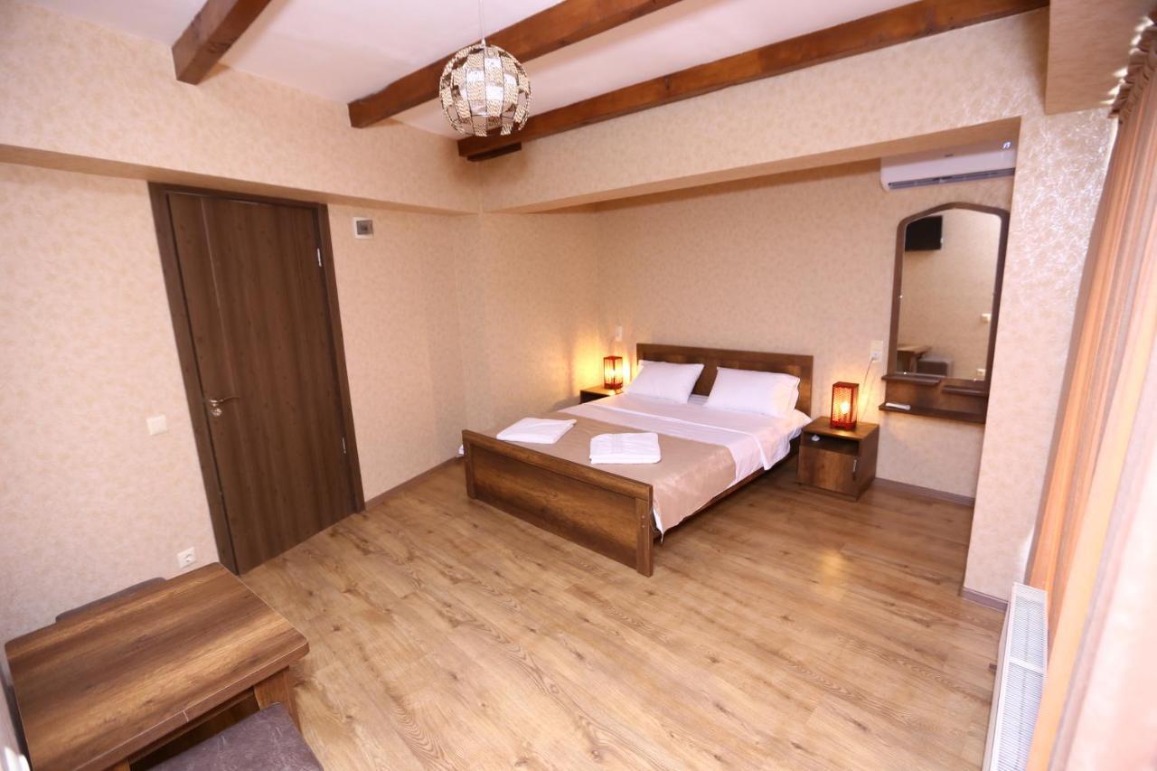 Hotel Traveler Кутаиси Екстериор снимка