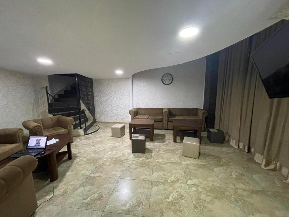 Hotel Traveler Кутаиси Екстериор снимка