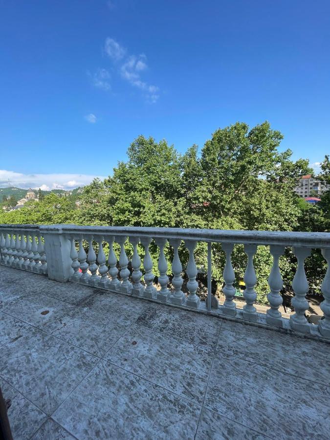 Hotel Traveler Кутаиси Екстериор снимка