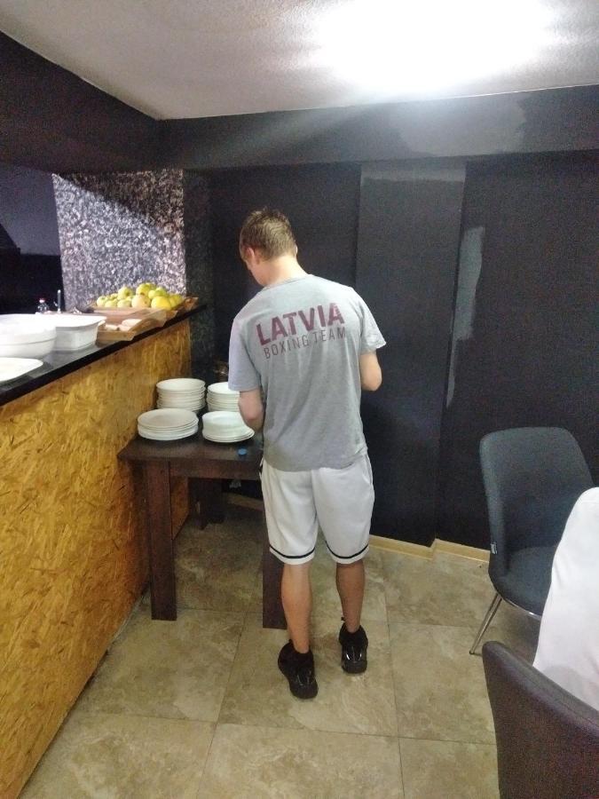 Hotel Traveler Кутаиси Екстериор снимка