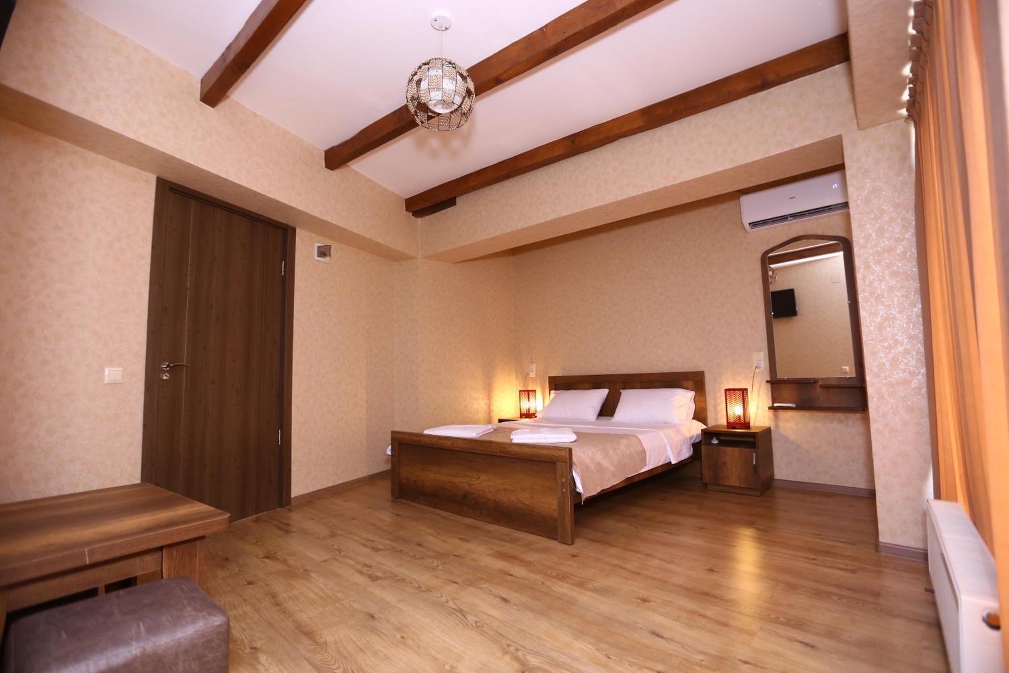 Hotel Traveler Кутаиси Екстериор снимка