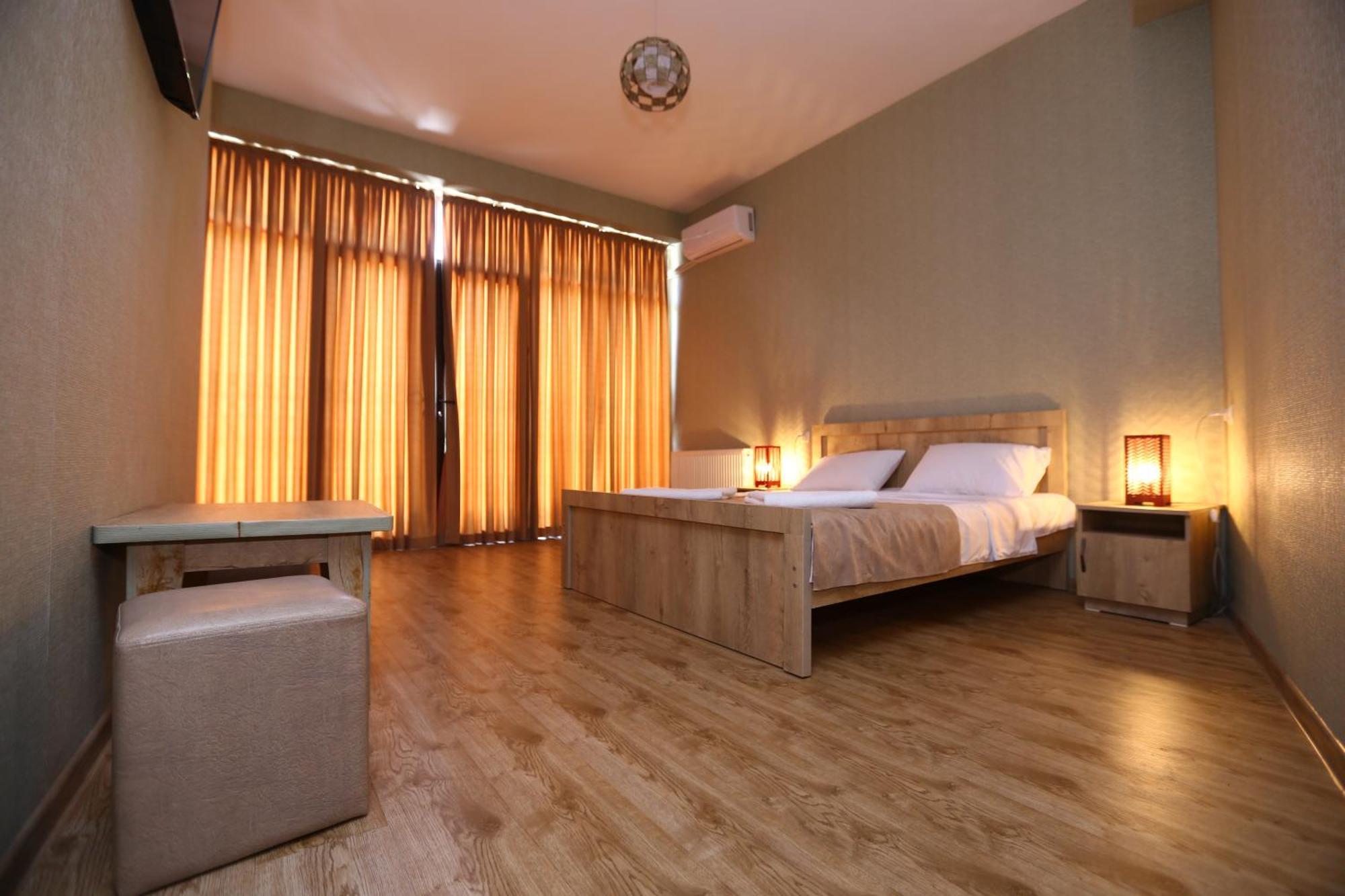 Hotel Traveler Кутаиси Екстериор снимка