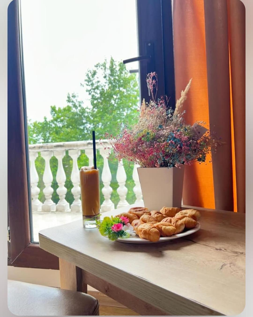 Hotel Traveler Кутаиси Екстериор снимка