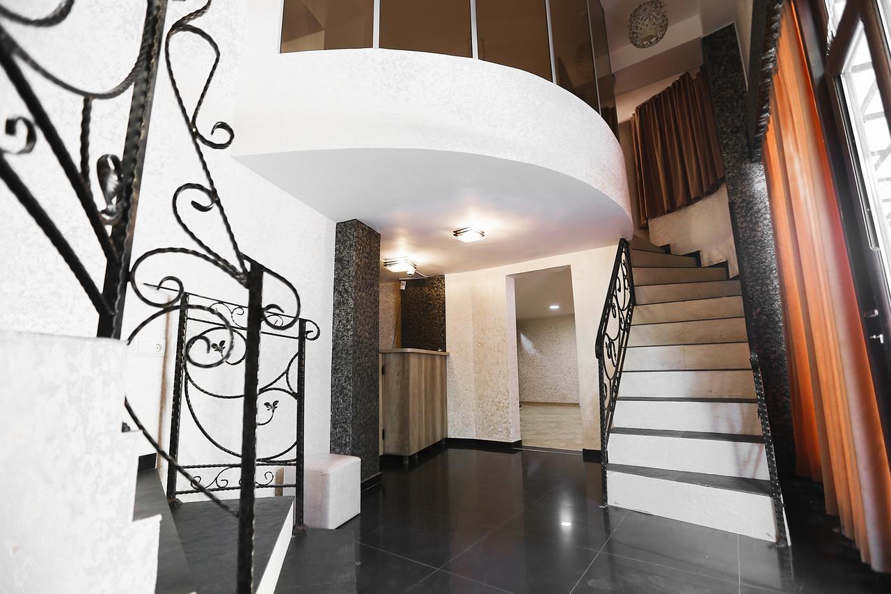 Hotel Traveler Кутаиси Екстериор снимка