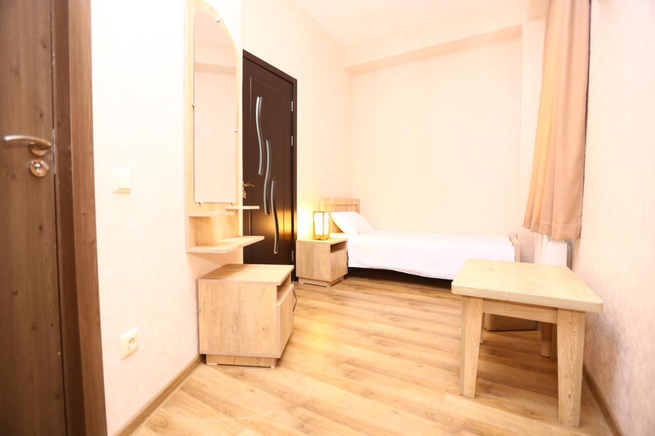 Hotel Traveler Кутаиси Екстериор снимка